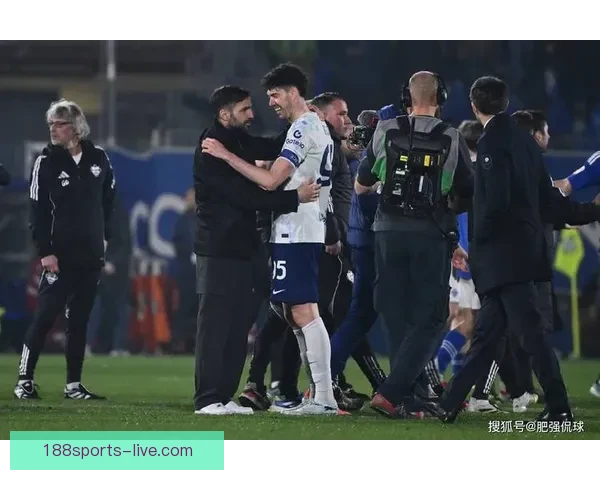 国米球迷齐声助力巴斯托尼 勇敢面对挑战兄弟同在助力前行